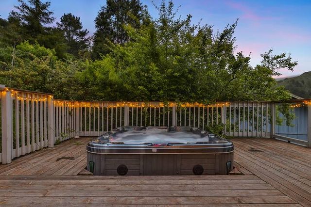 1050 Yosemite Dr, Pacifica, CA 94044