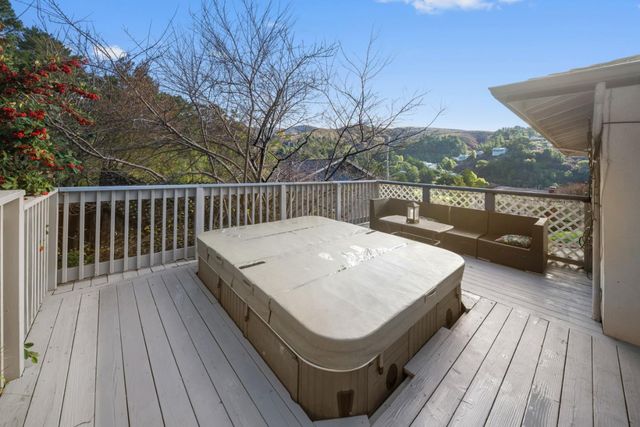 1050 Yosemite Dr, Pacifica, CA 94044