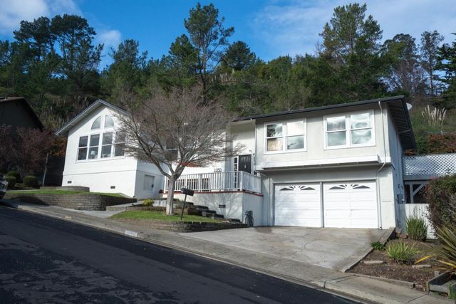 1050 Yosemite Dr, Pacifica, CA 94044