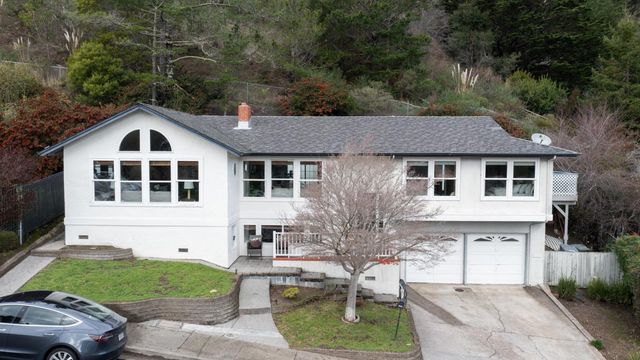 1050 Yosemite Dr, Pacifica, CA 94044