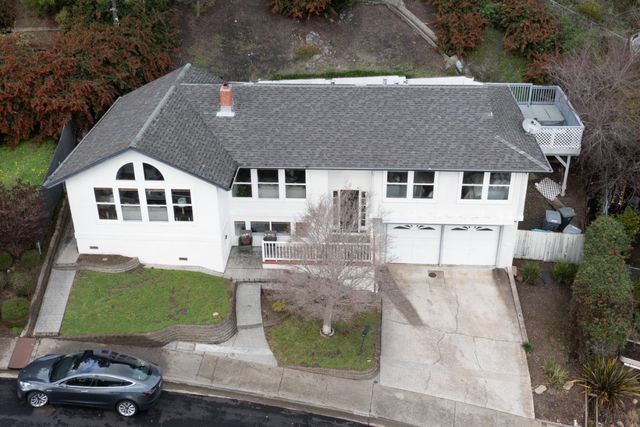 1050 Yosemite Dr, Pacifica, CA 94044