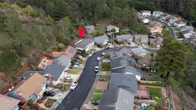 1050 Yosemite Dr, Pacifica, CA 94044