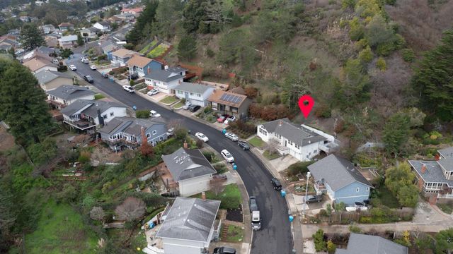 1050 Yosemite Dr, Pacifica, CA 94044