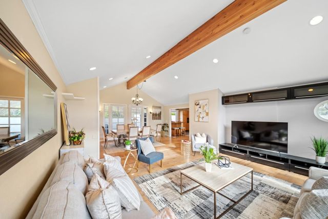 1050 Yosemite Dr, Pacifica, CA 94044