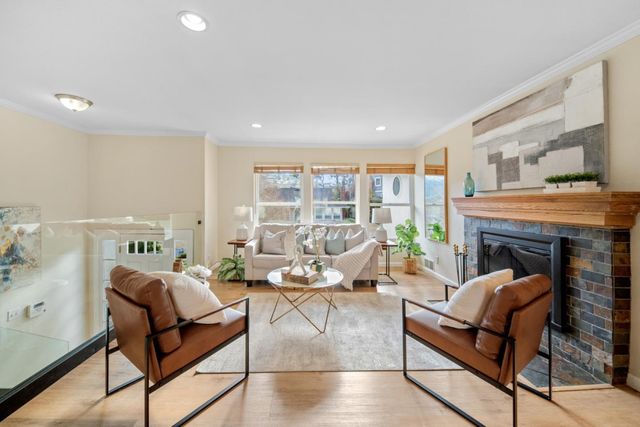 1050 Yosemite Dr, Pacifica, CA 94044