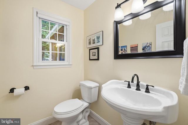 8900 QUEEN ELIZABETH BLVD, Annandale, VA 22003