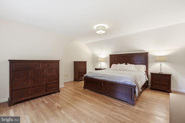 8900 QUEEN ELIZABETH BLVD, Annandale, VA 22003