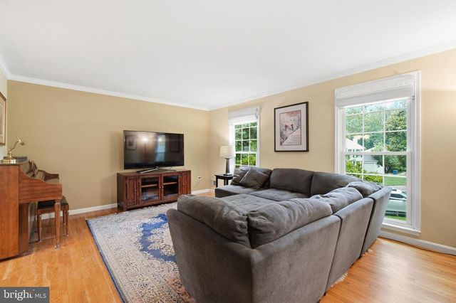 8900 QUEEN ELIZABETH BLVD, Annandale, VA 22003