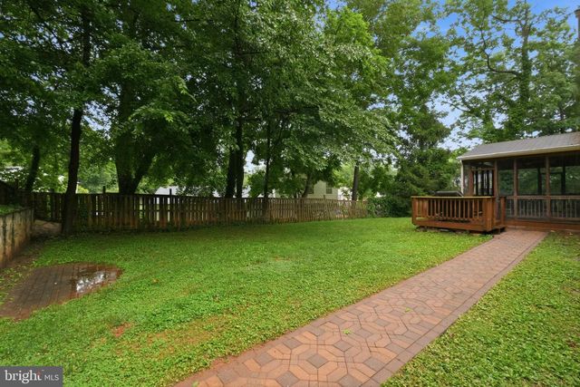 8900 QUEEN ELIZABETH BLVD, Annandale, VA 22003