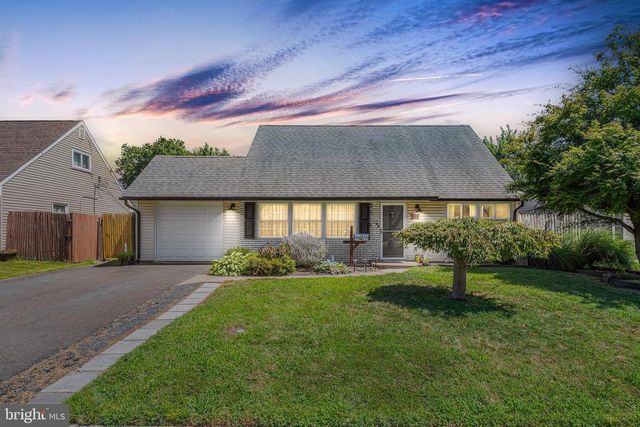 16 IRIS RD, Levittown, PA 19057