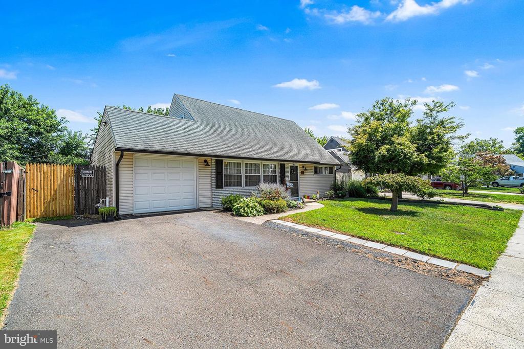 16 IRIS RD, Levittown, PA 19057