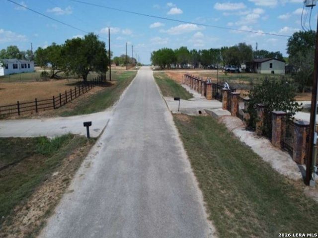 424 HOMECREST DR, La Vernia, TX 78121