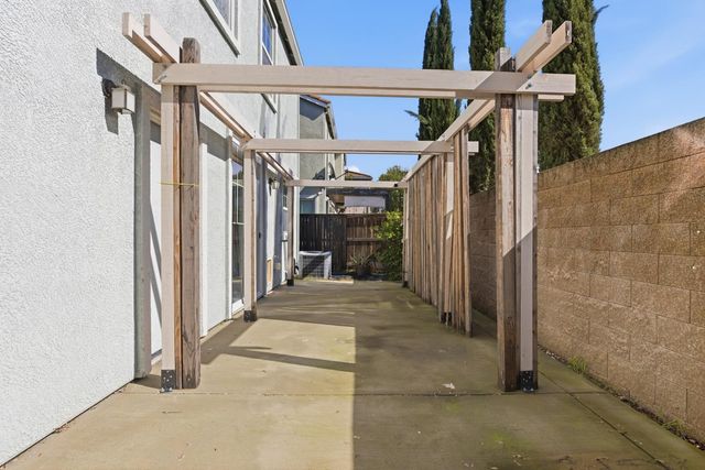 1516 Fog Bank Dr, Stockton, CA 95204