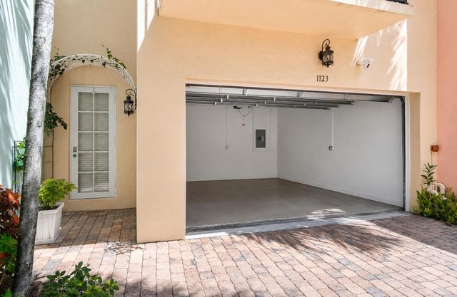 1123 NE 18th Avenue, Fort Lauderdale, FL 33304