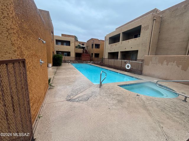 1810 E Blacklidge Dr Apt 319, Tucson, AZ 85719