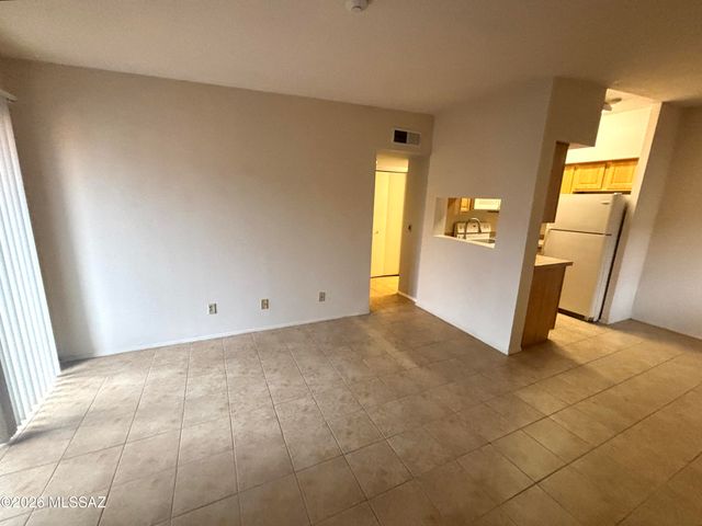 1810 E Blacklidge Dr Apt 319, Tucson, AZ 85719