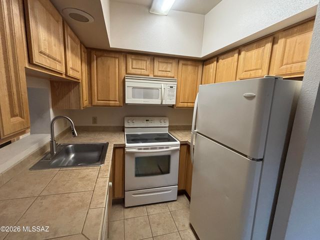 1810 E Blacklidge Dr Apt 319, Tucson, AZ 85719
