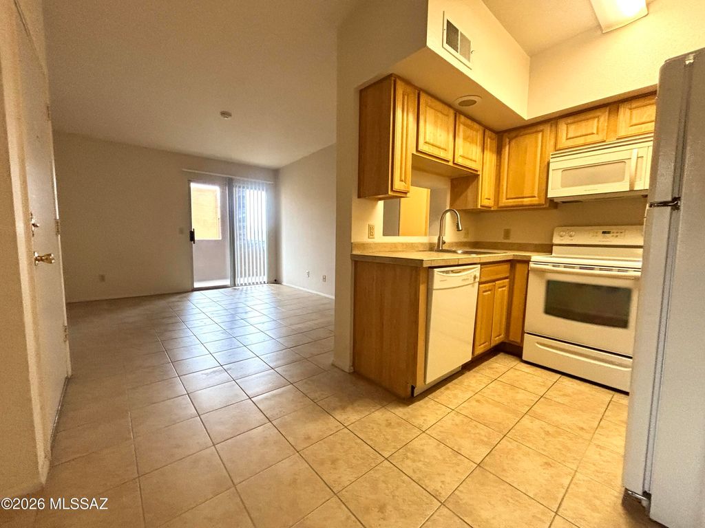 1810 E Blacklidge Dr Apt 319, Tucson, AZ 85719
