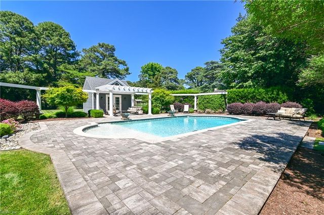 703 Circle LN, Virginia Beach, VA 23451
