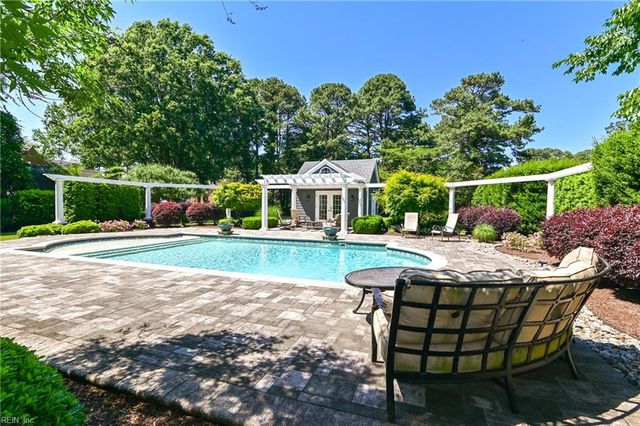 703 Circle LN, Virginia Beach, VA 23451
