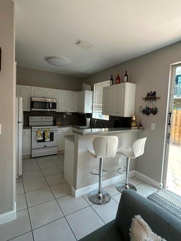 7301 NW 174TH Terrace 100, Hialeah, FL 33015