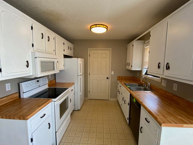 3250 N Senseney Cir, Clarksville, TN 37042