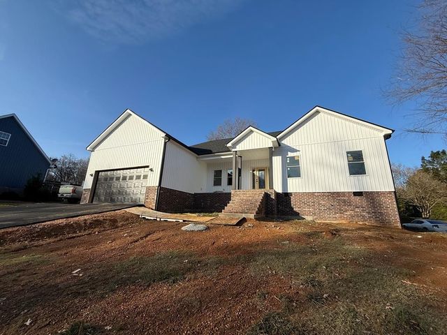 1322 E Blythe St, Paris, TN 38242