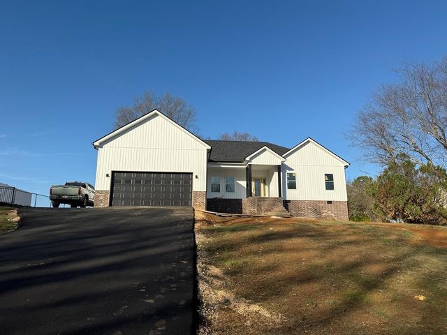 1322 E Blythe St, Paris, TN 38242