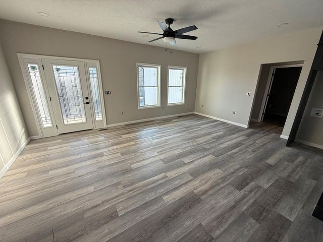 1322 E Blythe St, Paris, TN 38242