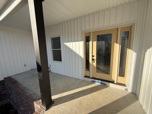 1322 E Blythe St, Paris, TN 38242