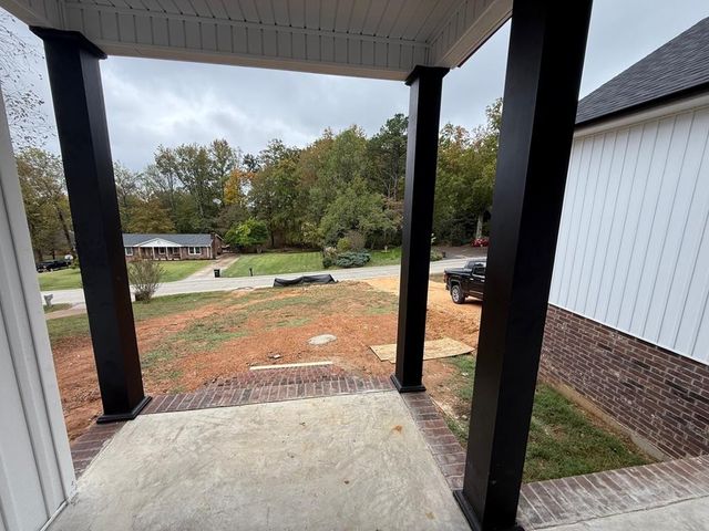 1322 E Blythe St, Paris, TN 38242