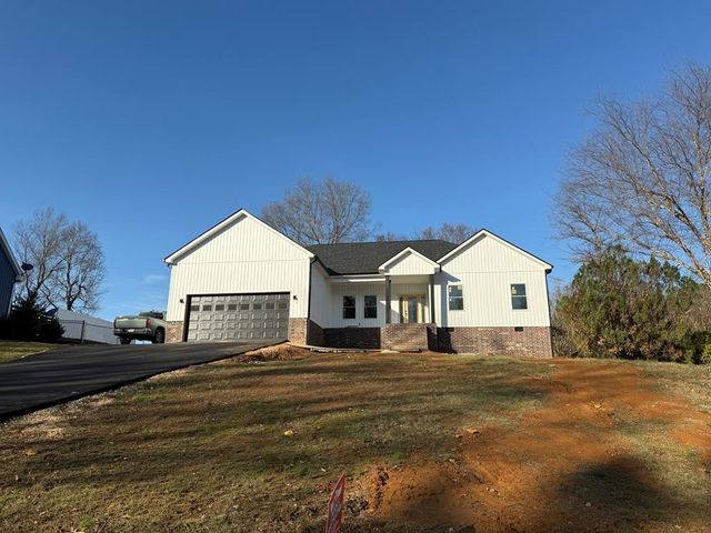 1322 E Blythe St, Paris, TN 38242