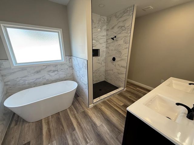 1322 E Blythe St, Paris, TN 38242