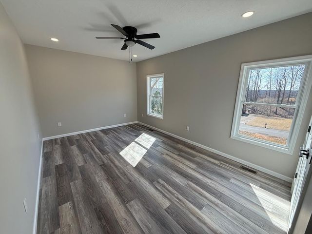 1322 E Blythe St, Paris, TN 38242