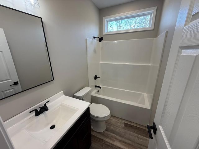 1322 E Blythe St, Paris, TN 38242