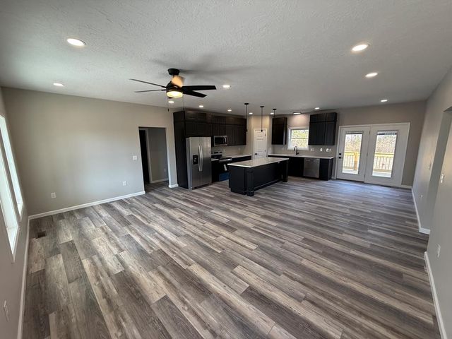 1322 E Blythe St, Paris, TN 38242