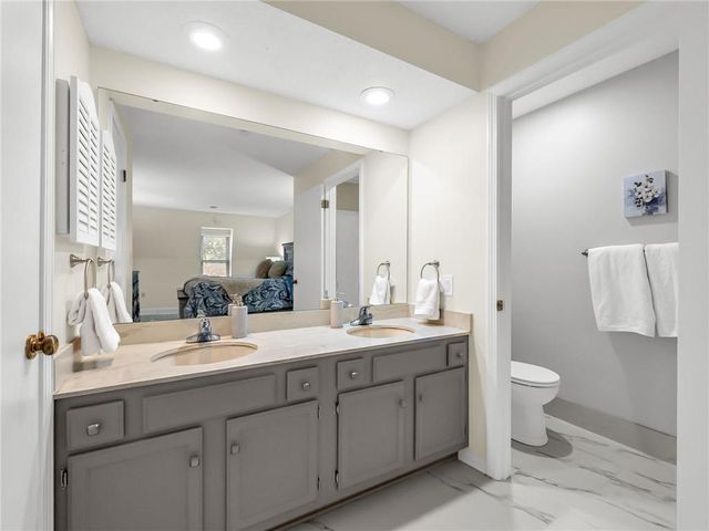 6634 W 109th Street F, Overland Park, KS 66211