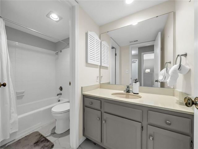 6634 W 109th Street F, Overland Park, KS 66211
