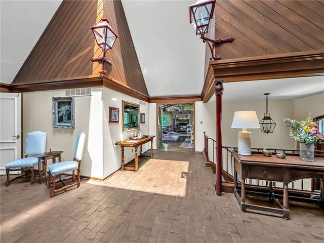 6634 W 109th Street F, Overland Park, KS 66211