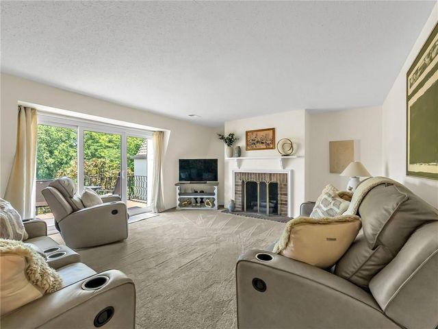 6634 W 109th Street F, Overland Park, KS 66211
