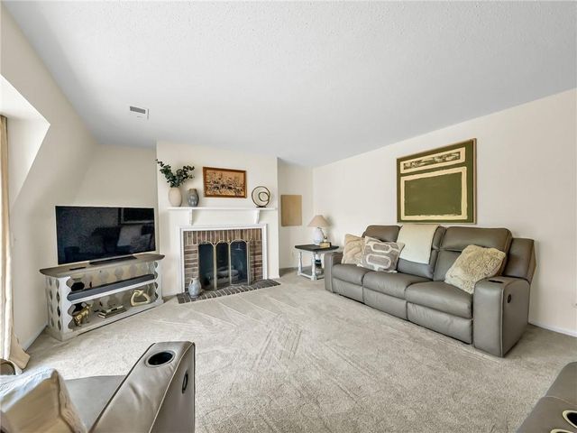 6634 W 109th Street F, Overland Park, KS 66211