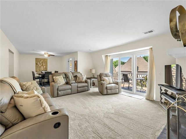 6634 W 109th Street F, Overland Park, KS 66211