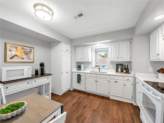 6634 W 109th Street F, Overland Park, KS 66211