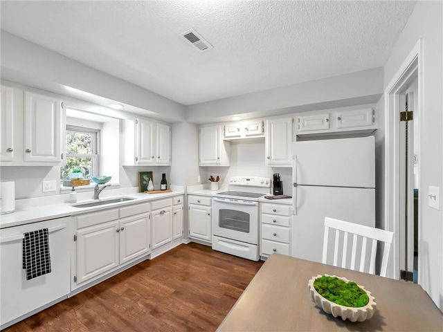 6634 W 109th Street F, Overland Park, KS 66211