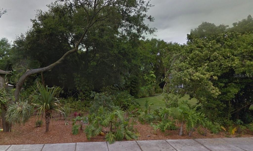 Image 2 of property listing at 10486 MYRTLE OAK LANE, Seminole, FL 33777