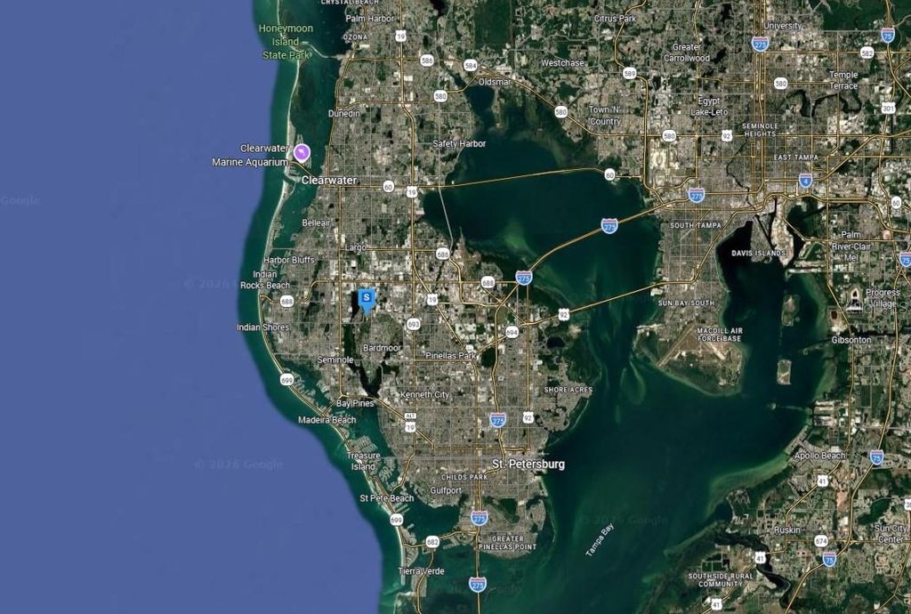 Image 6 of property listing at 10486 MYRTLE OAK LANE, Seminole, FL 33777