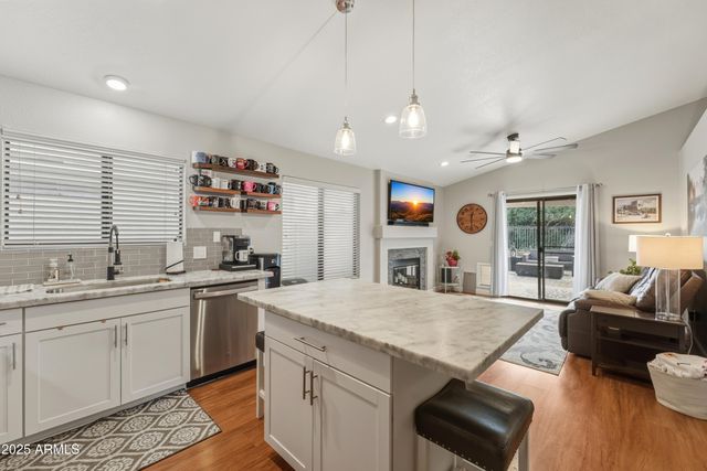 2105 E ROBIN Lane, Phoenix, AZ 85024