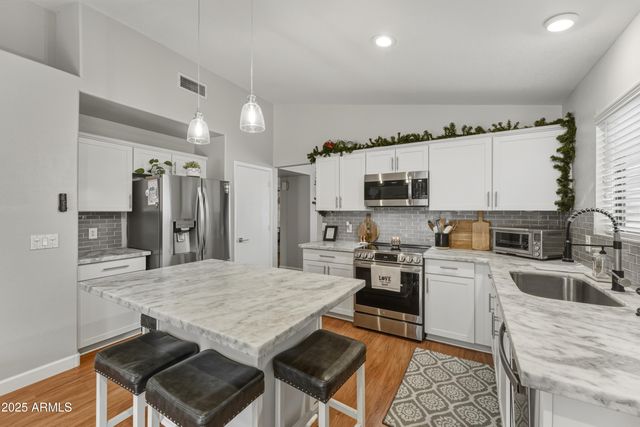 2105 E ROBIN Lane, Phoenix, AZ 85024