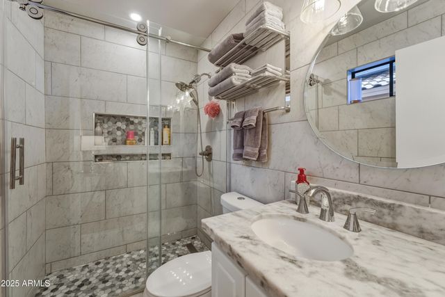 2105 E ROBIN Lane, Phoenix, AZ 85024