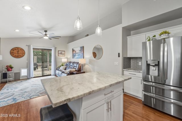 2105 E ROBIN Lane, Phoenix, AZ 85024